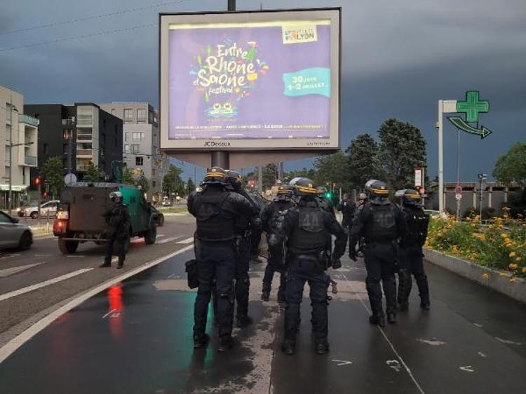 Fransadaki ateş bir ülkeye daha sıçradı Sokaklar yangın yeri, Macron konserde: Tüm ihtimaller masada