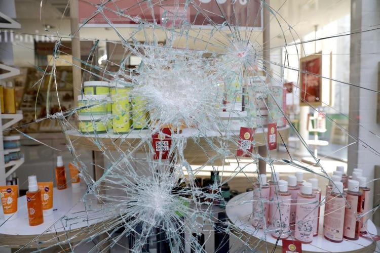 Fransa’da son durum ne ‘Pariste gündüz sakinlik gece kaos var’