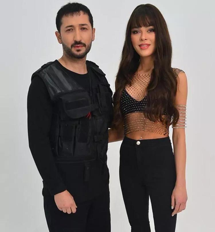 AFİŞ ÇEKİMİ İÇİN OBJEKTİF KARŞISINA GEÇTİ