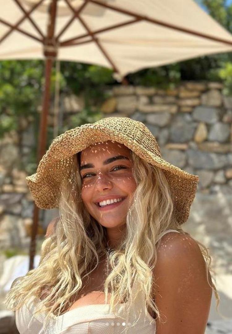 Survivor Aycan Yanaçtan tatil pozları