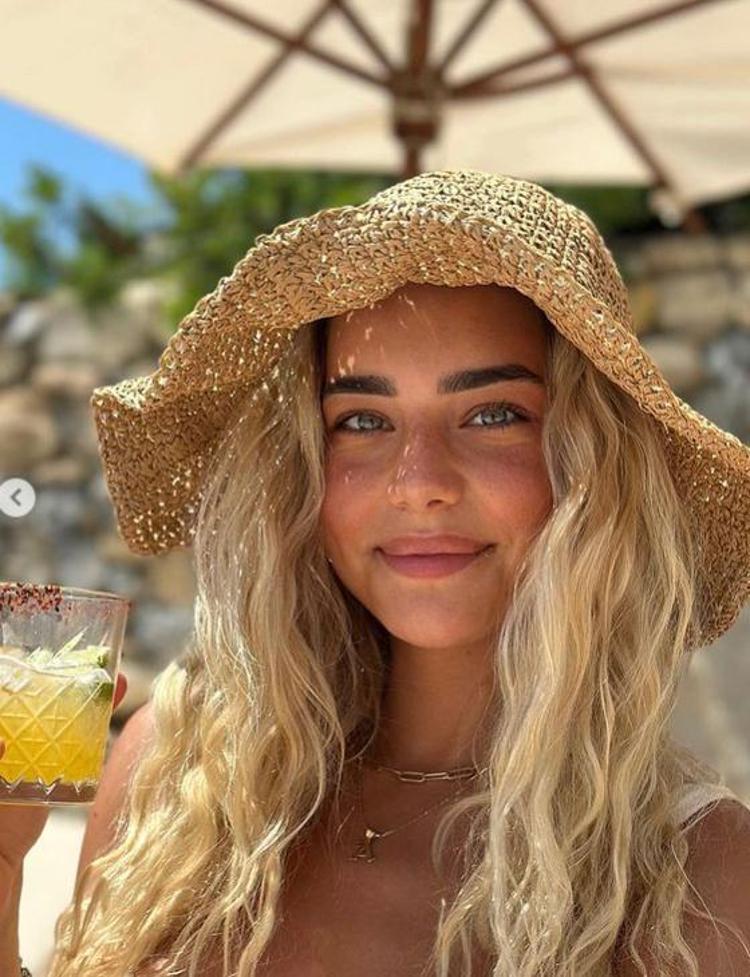 Survivor Aycan Yanaçtan tatil pozları
