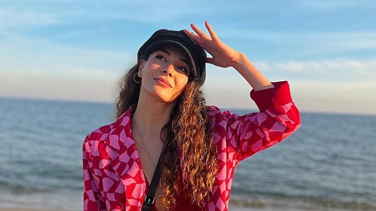 Ebru Şahin kırmızı bikinisiyle poz verdi Beğeni yağdı