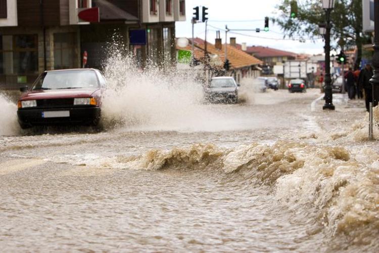 Kuvvetli yağışlar sert vuracak 12 kentte alarm verildi: Meteorolojiden İstanbul için son dakika sel uyarısı