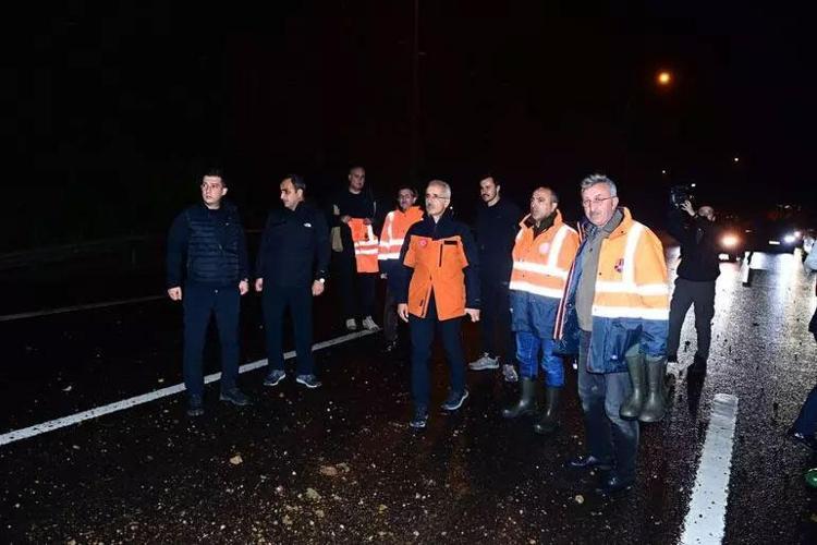 Sağanak yağışlar Karadenizi vurdu Bakanlar bölgede: Barajlar il merkezini büyük bir felaketten kurtardı...