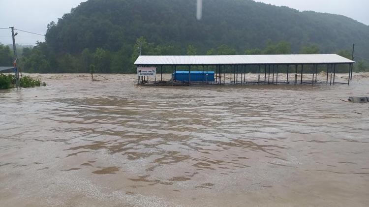 Sağanak yağışlar Karadenizi vurdu Bakanlar bölgede: Barajlar il merkezini büyük bir felaketten kurtardı...