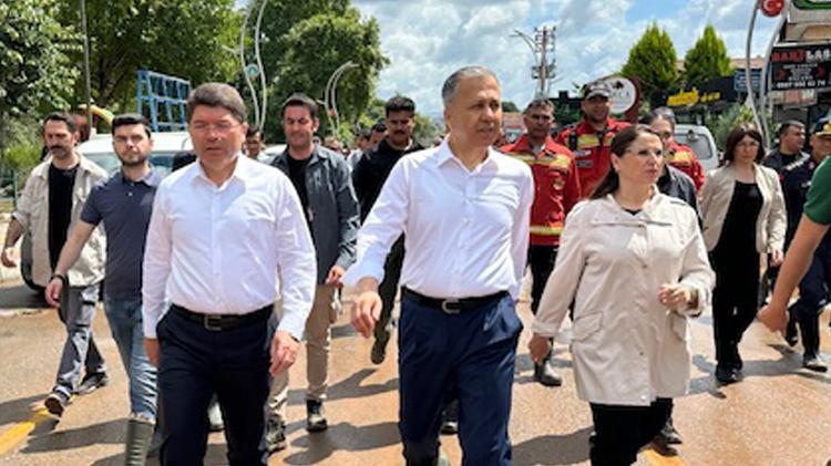 Karadenizi sel vurdu, son dakika uyarılar art arda geldi Bakanlar sel bölgesindeki son durumu açıkladı