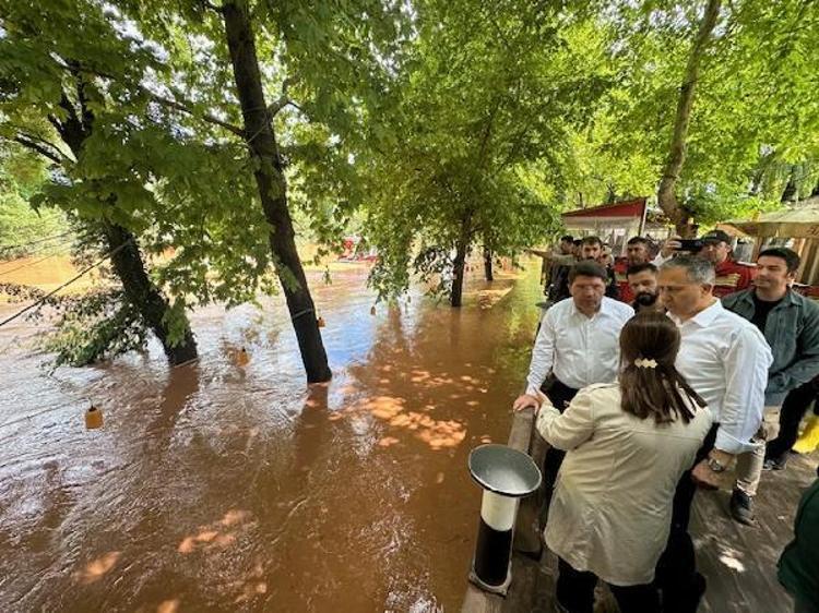 Karadenizi sel vurdu, son dakika uyarılar art arda geldi Bakanlar sel bölgesindeki son durumu açıkladı
