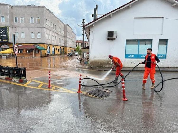 Karadenizi sel vurdu, son dakika uyarılar art arda geldi Bakanlar sel bölgesindeki son durumu açıkladı