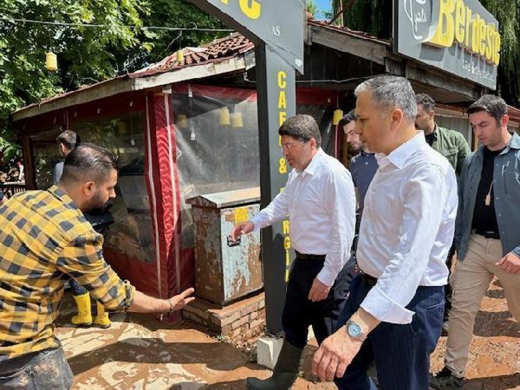 Karadenizi sel vurdu, son dakika uyarılar art arda geldi Bakanlar sel bölgesindeki son durumu açıkladı
