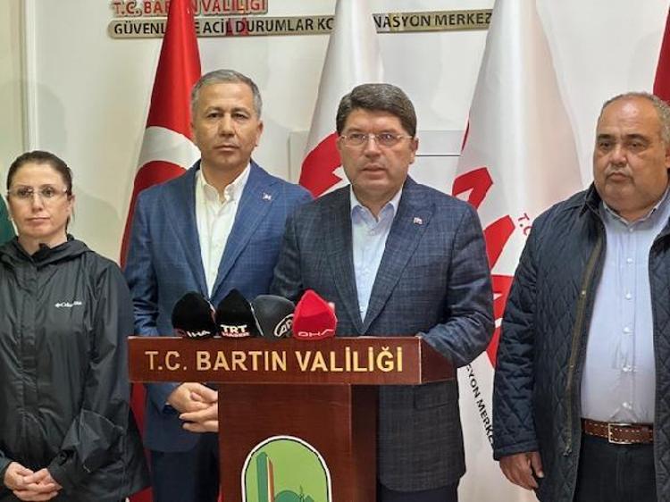 Karadenizi sel vurdu, son dakika uyarılar art arda geldi Bakanlar sel bölgesindeki son durumu açıkladı