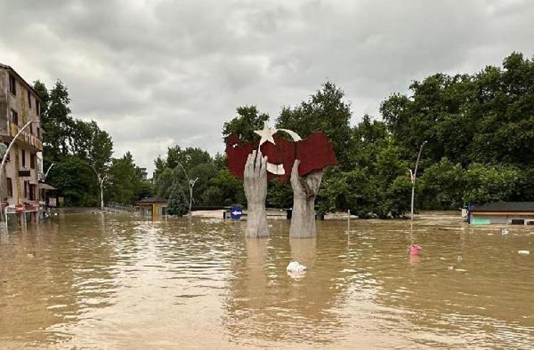 Karadenizi sel vurdu, son dakika uyarılar art arda geldi Bakanlar sel bölgesindeki son durumu açıkladı