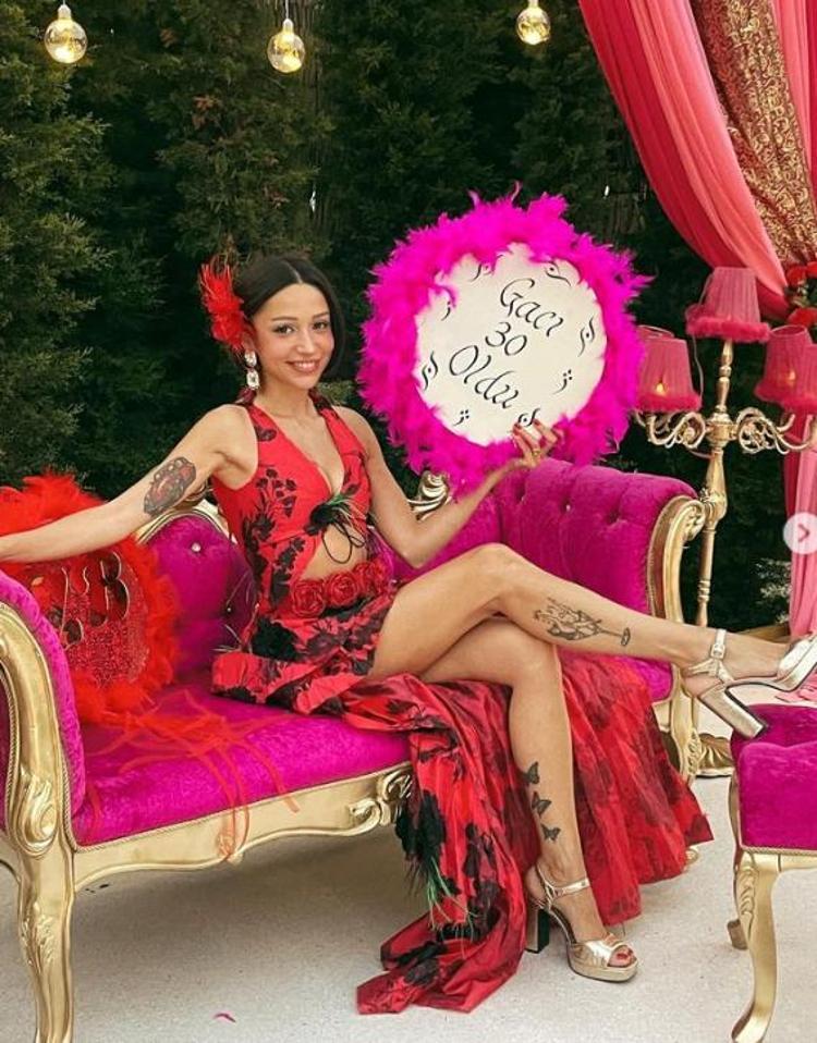 Zeynep Bastık ile Ali Can Ayyıldız aşklarını ilan etti