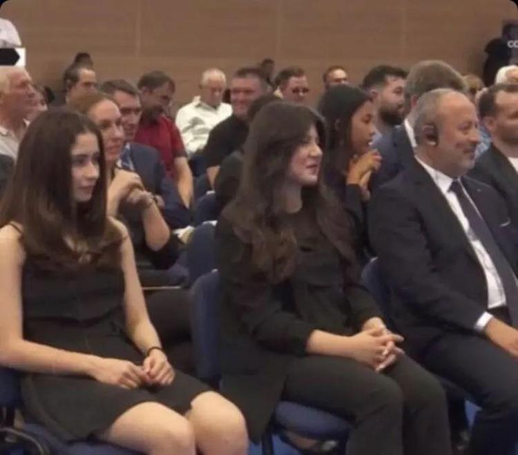 İMZA TÖRENİNDE DİKKAT ÇEKEN İSİM