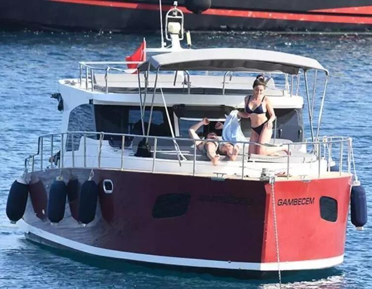 Alp Navruz ve Sıla Türkoğlu el ele tutuşup denize girdi