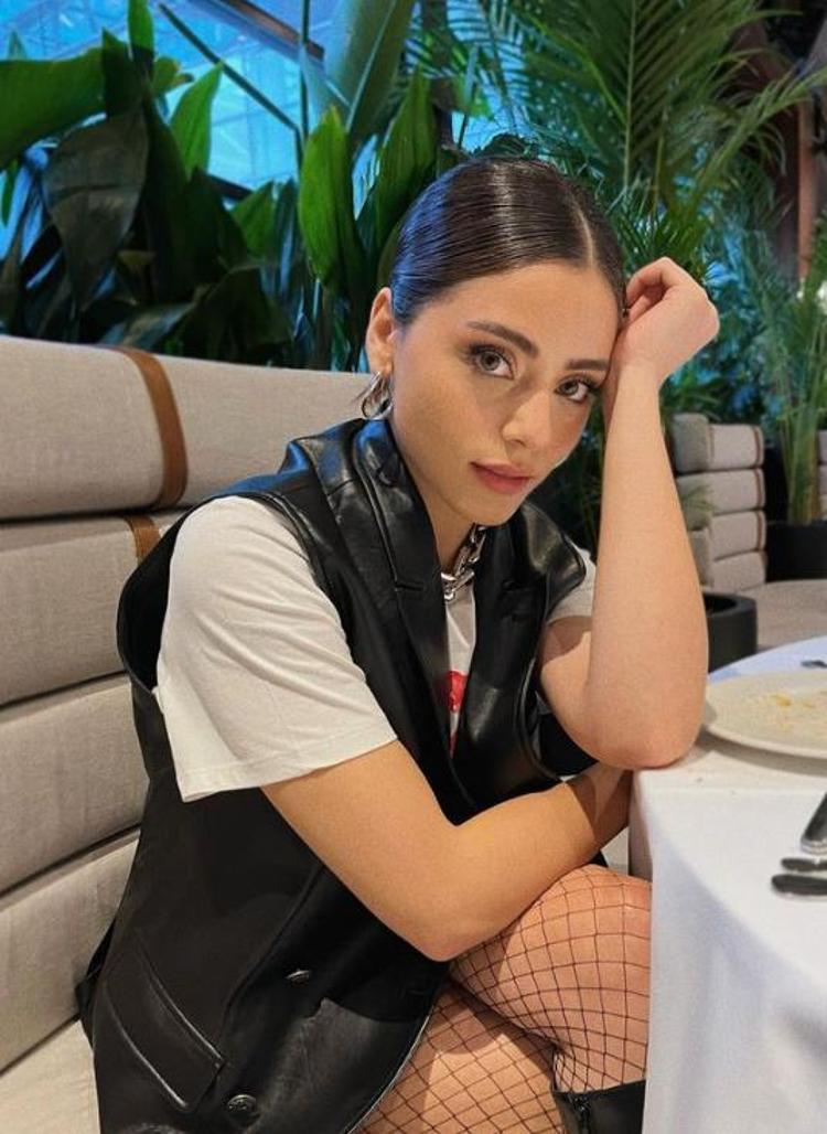 Alp Navruz ve Sıla Türkoğlu el ele tutuşup denize girdi