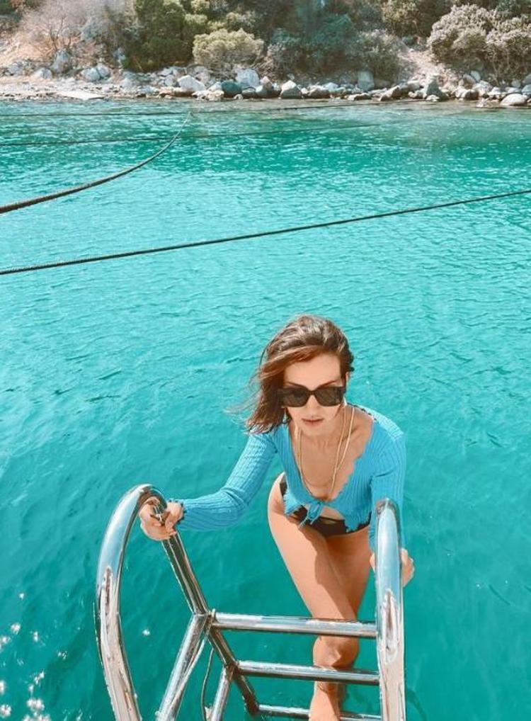 İrem Helvacıoğlu bikinisiyle ağaç üstünde poz verdi Hadise yorum yaptı
