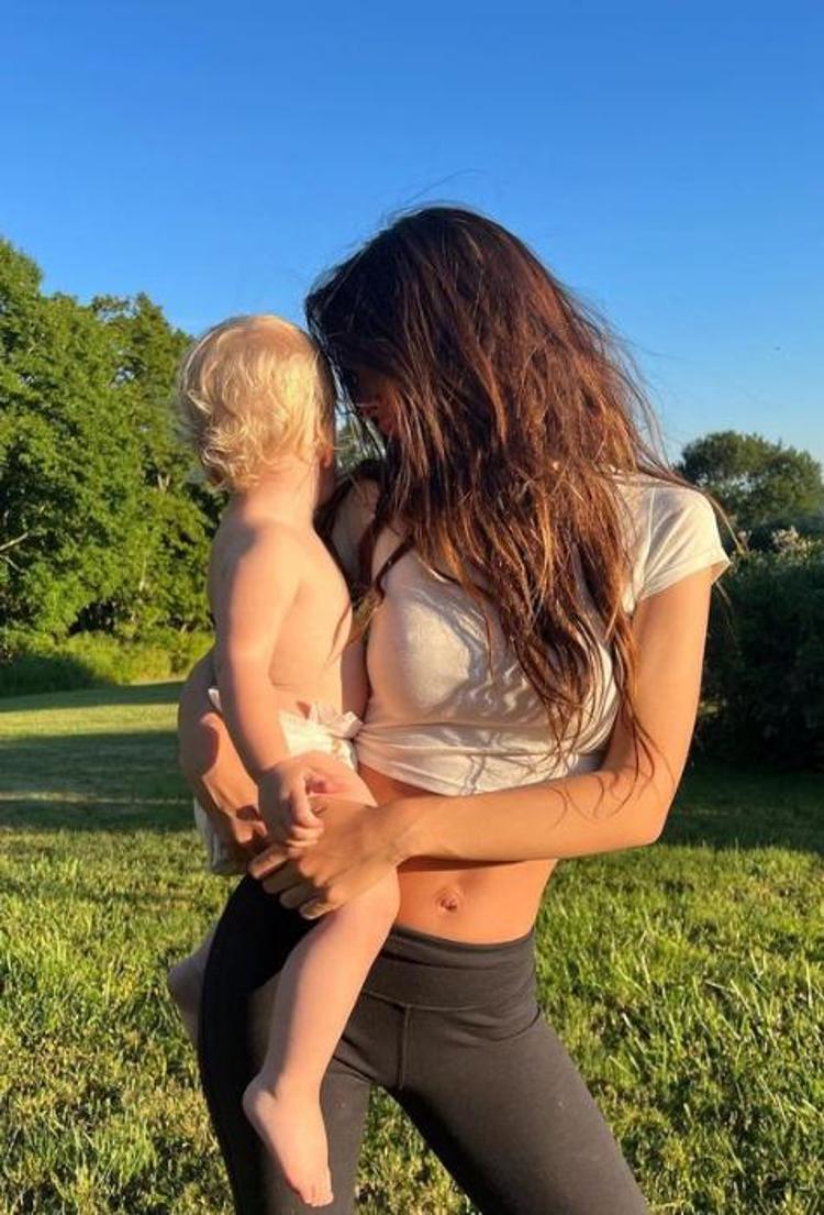 Emrata kalça dansı yaptığı anları paylaştı Sosyal medya sallandı