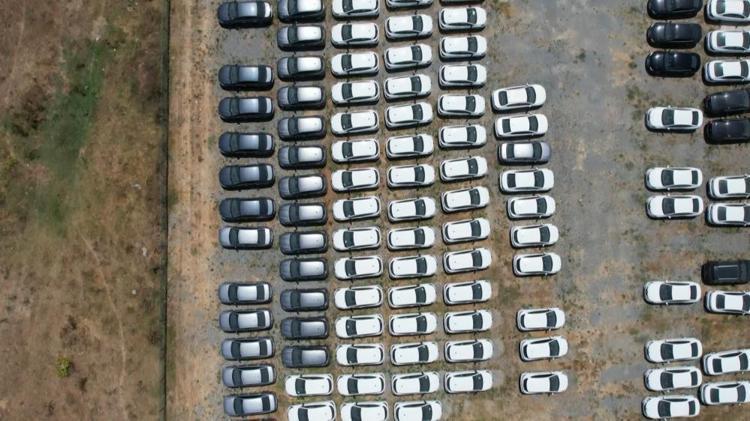 İstanbuldaki sıfır araba stokçuları görüntülendi Ormana bile saklamışlar