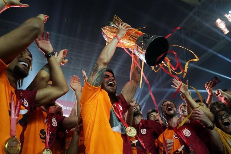 Okan Buruk istedi, Dursun Özbek devreye girdi, Galatasaraydan imza şov