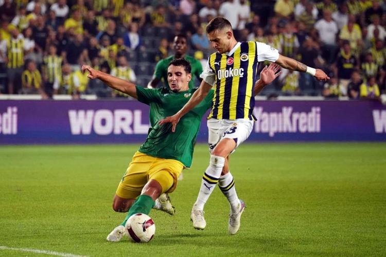 Fenerbahçede 5 yıldız tartışması Galatasaray gündem yaptı, UEFA harekete geçti
