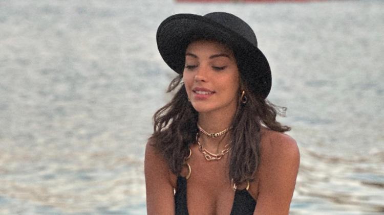 Tuvana Türkaydan bikinili mezdeke şov Hayranları ağzı açık izledi