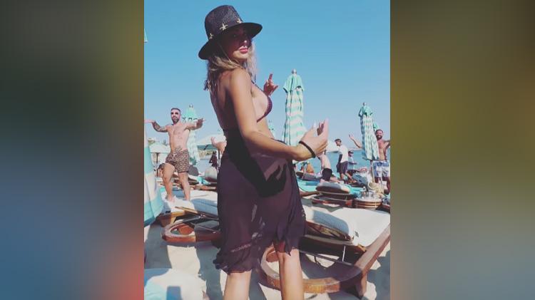 Tuvana Türkaydan bikinili mezdeke şov Hayranları ağzı açık izledi