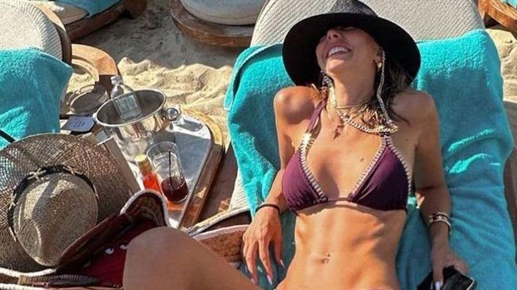 Tuvana Türkaydan bikinili mezdeke şov Hayranları ağzı açık izledi