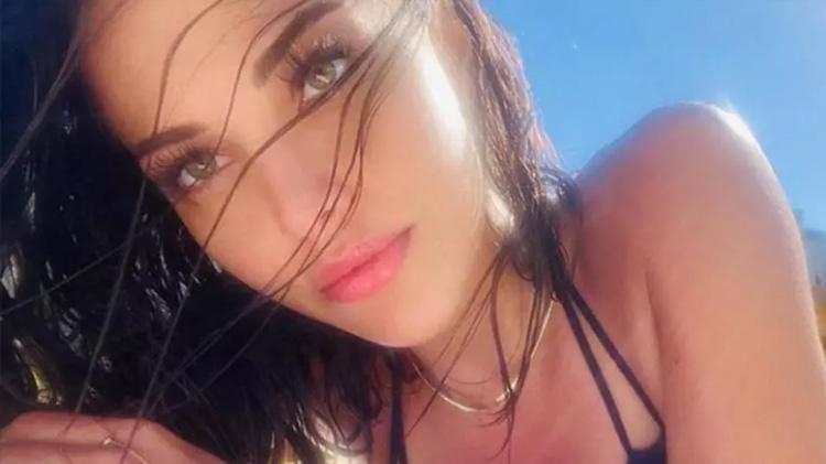 Tuvana Türkaydan bikinili mezdeke şov Hayranları ağzı açık izledi