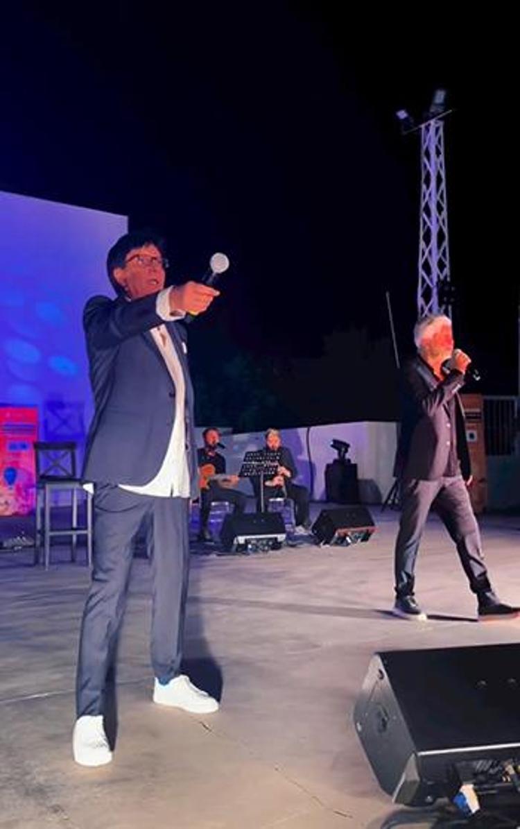 Süheyl ve Behzat Uygur kardeşler babalarının doğum gününü kutladı
