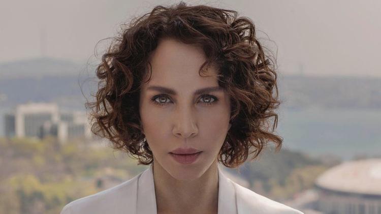Sertab Erener sahneye yalın ayak çıktı
