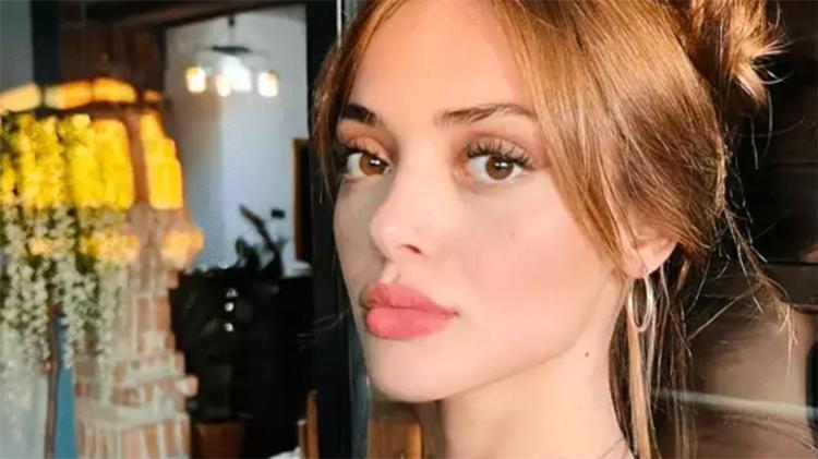 Rabia Soytürk mini şortuyla teknede şov yaptı