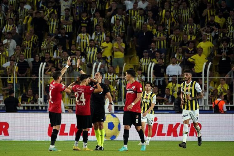 İsmail Kartal ilk maçta batırdı Dzeko tarihe geçti, maç sonu olay itiraf, penaltı, kırmızı kart