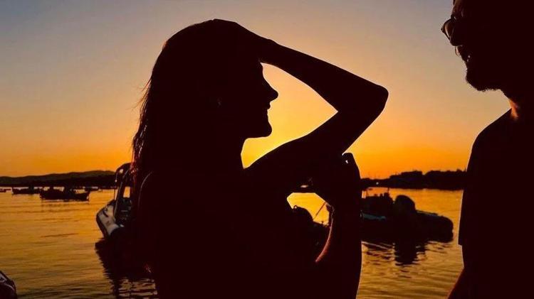 ROMANTİK POZLAR PEŞPEŞE GELDİ