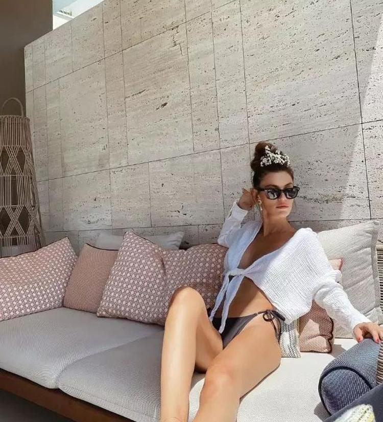 Yüsra Geyik bikinili poz verdi, yorum yağmuruna tutuldu Zayıflığı dikkat çekti: Kemiklerin sayılıyor