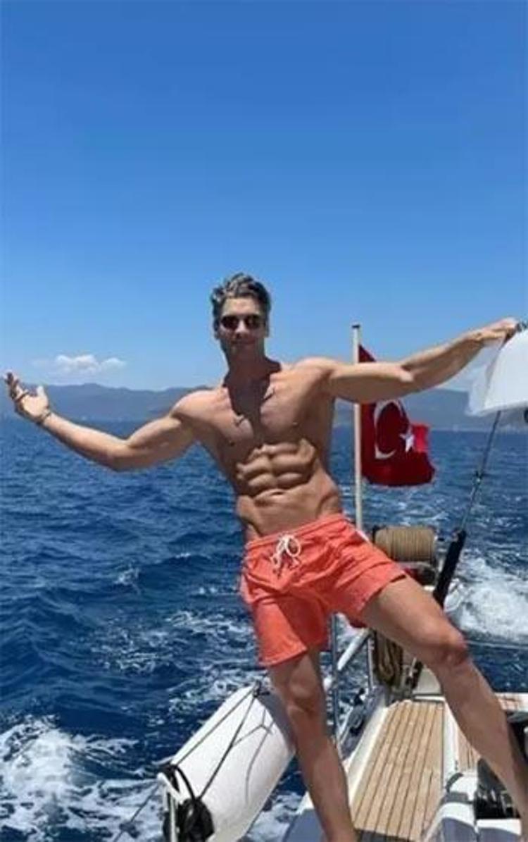 Ünlü oyuncu Şükrü Özyıldız kapkaççı yakaladı