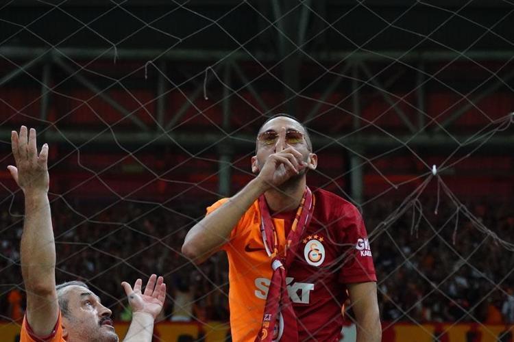 TARAFTARI SELAMLAYIP ÜÇLÜ ÇEKTiRDi