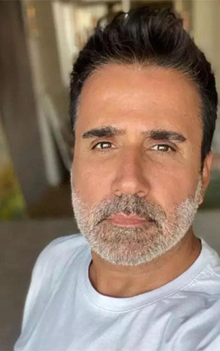 Emrahın çocuklarıyla verdiği poz tepki çekti