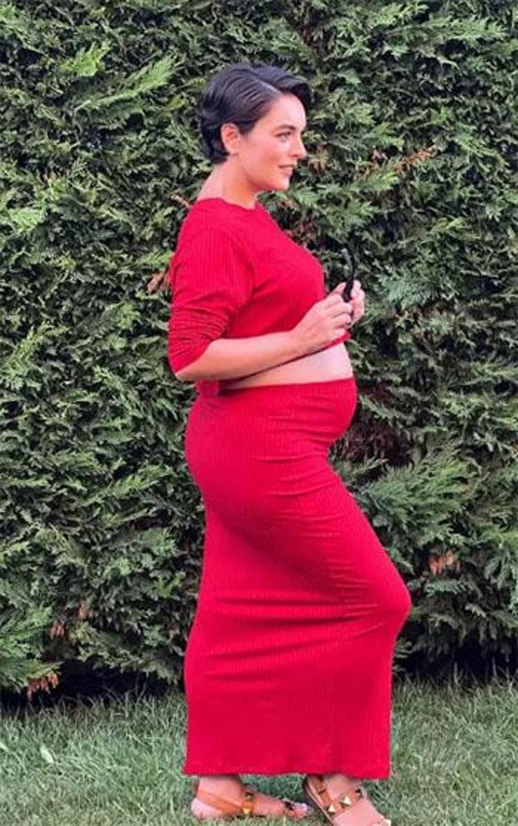 Anne olmak için gün sayıyor: Ezgi Moladan karnı burnunda pozlar