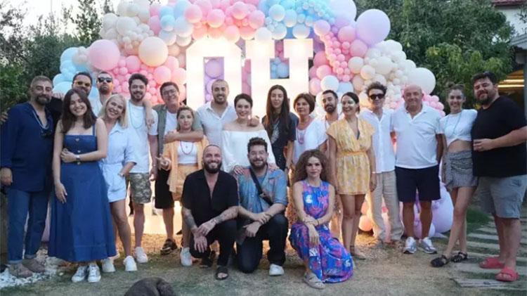 Anne olmak için gün sayıyor: Ezgi Moladan karnı burnunda pozlar