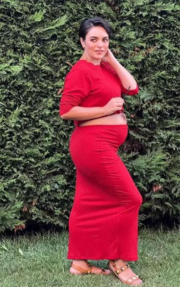 Anne olmak için gün sayıyor: Ezgi Moladan karnı burnunda pozlar