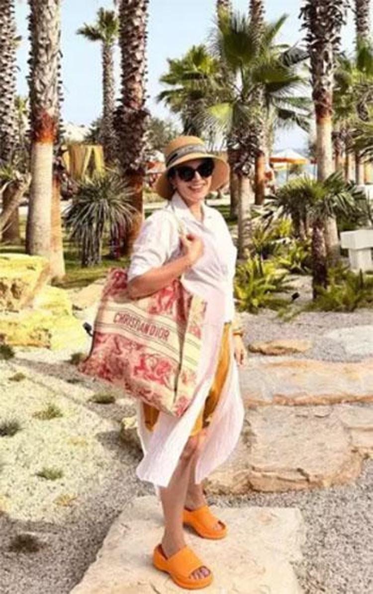 Anne olmak için gün sayıyor: Ezgi Moladan karnı burnunda pozlar