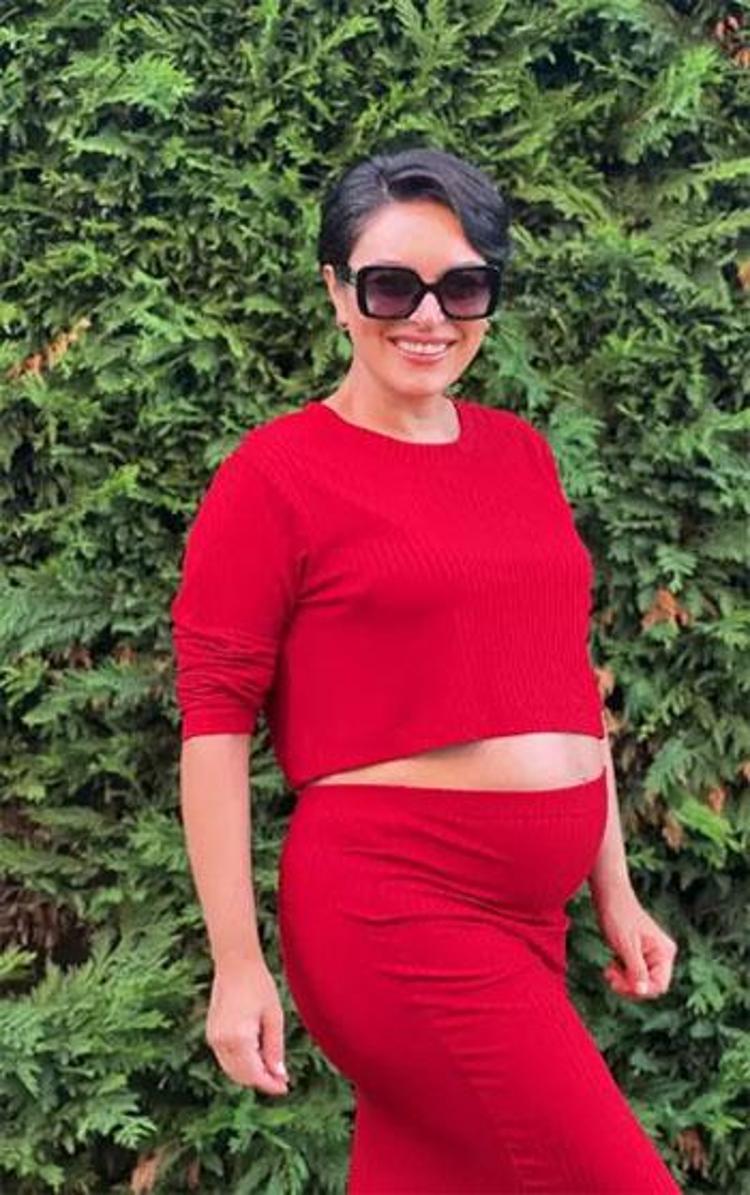 Anne olmak için gün sayıyor: Ezgi Moladan karnı burnunda pozlar