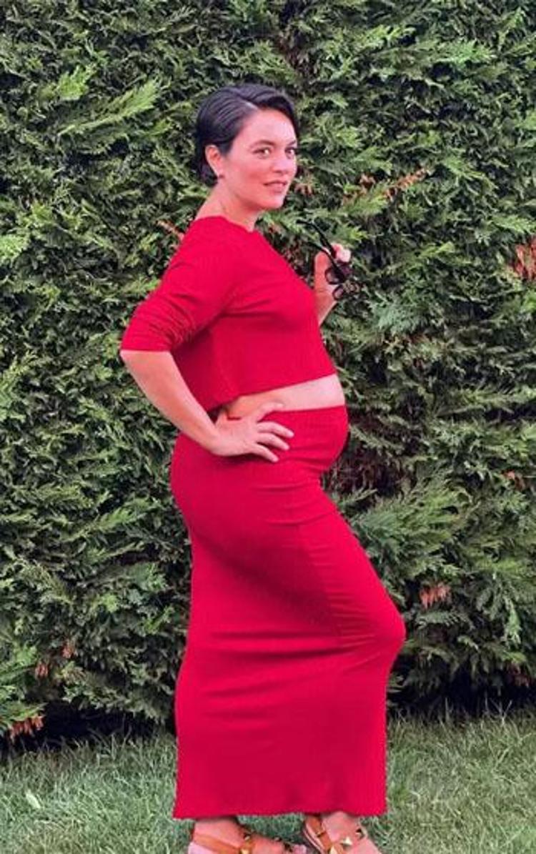 Anne olmak için gün sayıyor: Ezgi Moladan karnı burnunda pozlar
