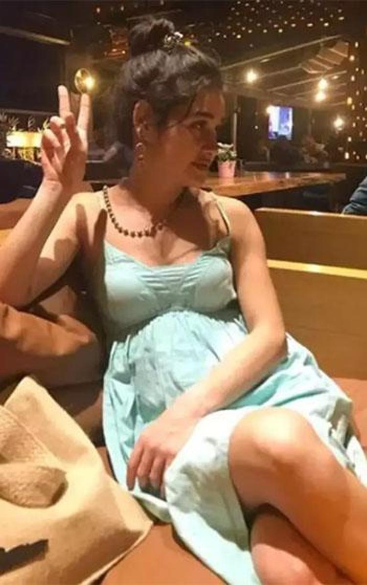 Meltem Miraloğludan şaşırtan poz 84 yaşındaki Patrick Grady ile evliliği çok konuşulmuştu