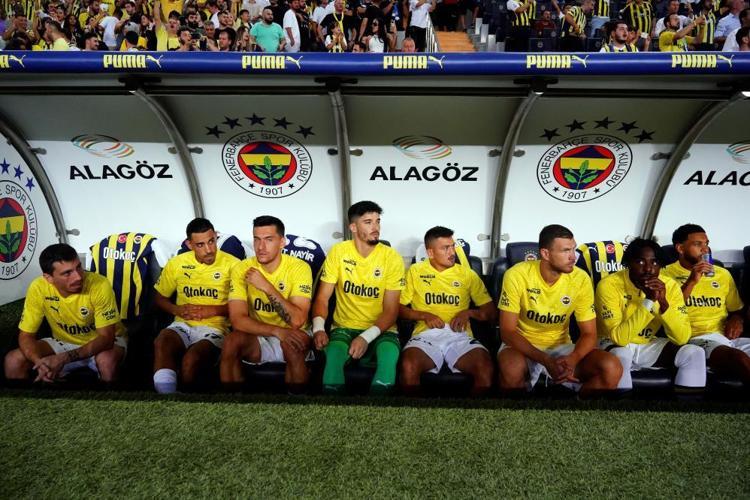 Burak Yılmazın kankası Fenerbahçeye geliyor Fredin yanında oynayacak 6 numara bulundu