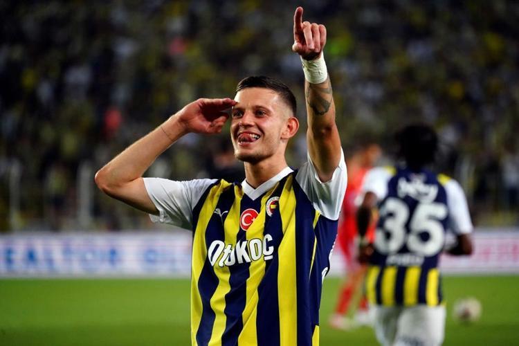 Burak Yılmazın kankası Fenerbahçeye geliyor Fredin yanında oynayacak 6 numara bulundu