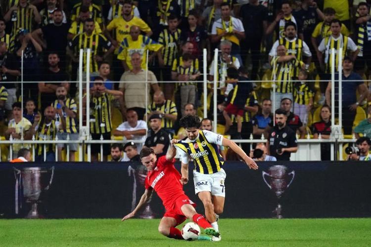 Burak Yılmazın kankası Fenerbahçeye geliyor Fredin yanında oynayacak 6 numara bulundu