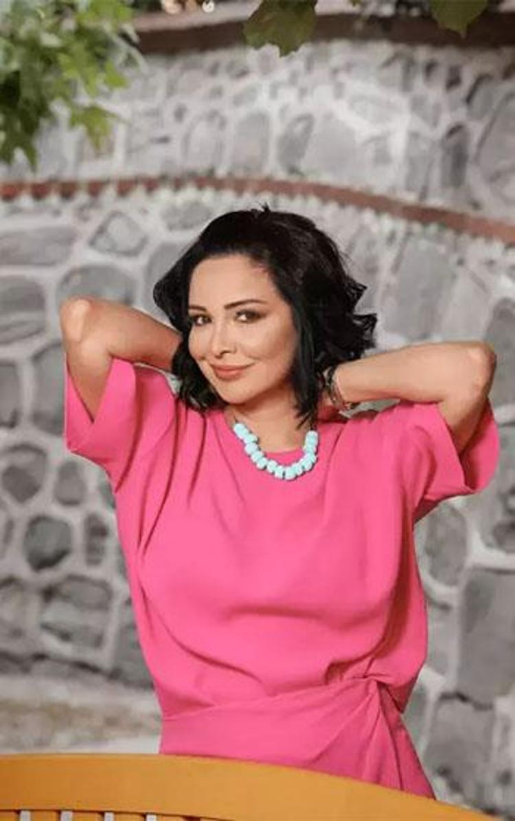 Evrim Akın hastane çıkışı görüntülendi Gözlerimden operasyon geçirdim