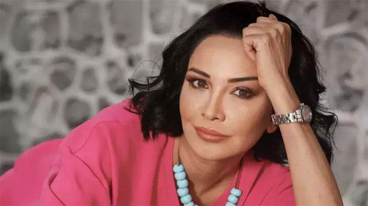 Evrim Akın hastane çıkışı görüntülendi Gözlerimden operasyon geçirdim