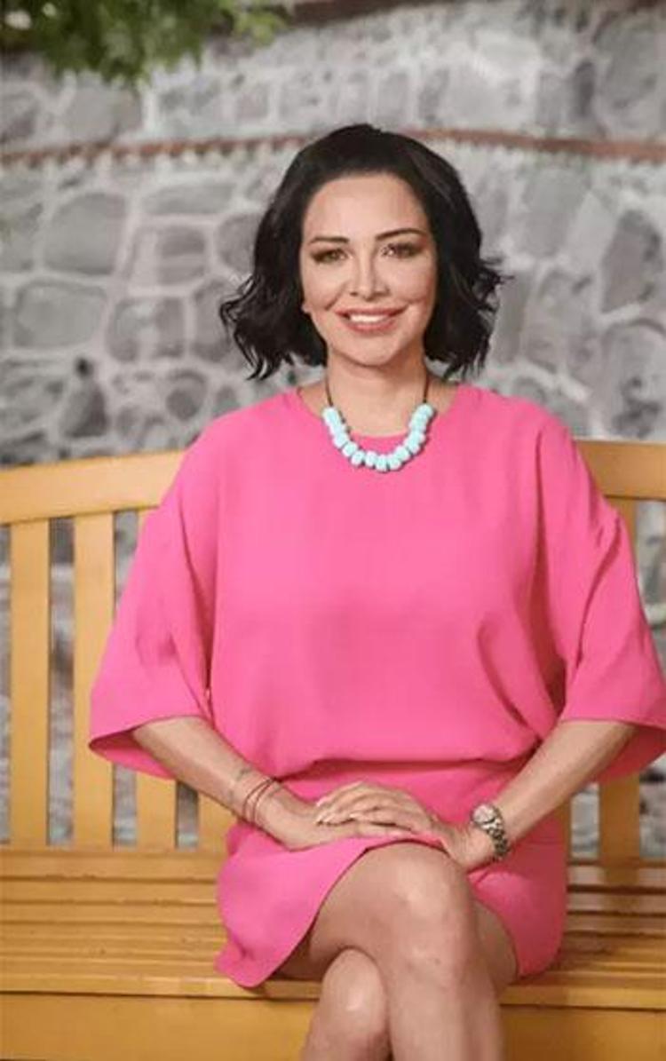 Evrim Akın hastane çıkışı görüntülendi Gözlerimden operasyon geçirdim